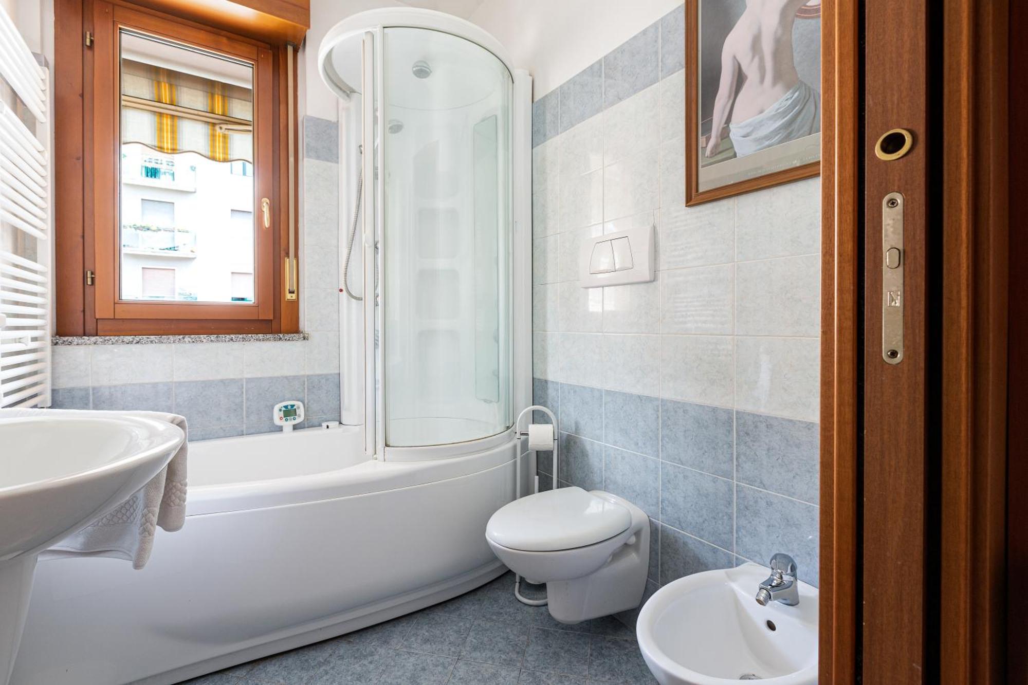 Cosy With Balcony & Private Garage Apartment Mailand